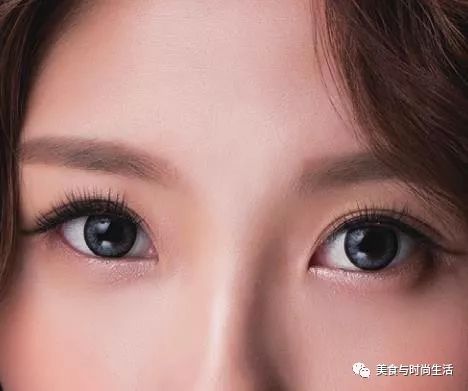 温柔又元气的杏粉色妆容,粉色系光泽感妆容