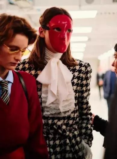 非常隐蔽的秘密基地藏在地板下,神秘的仓库到底隐藏着什么秘密