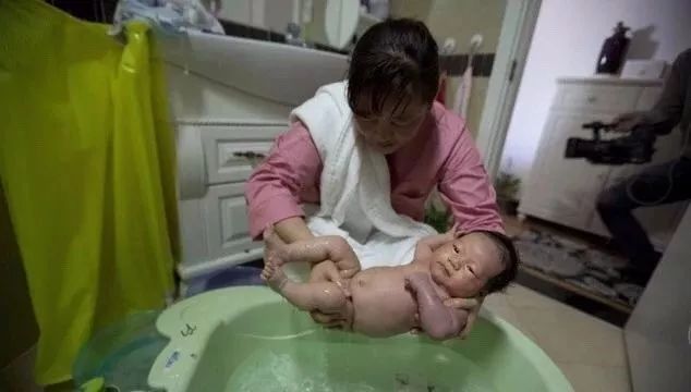 卧底金牌月嫂速成班揭秘考证内幕,月嫂证书含金量排名