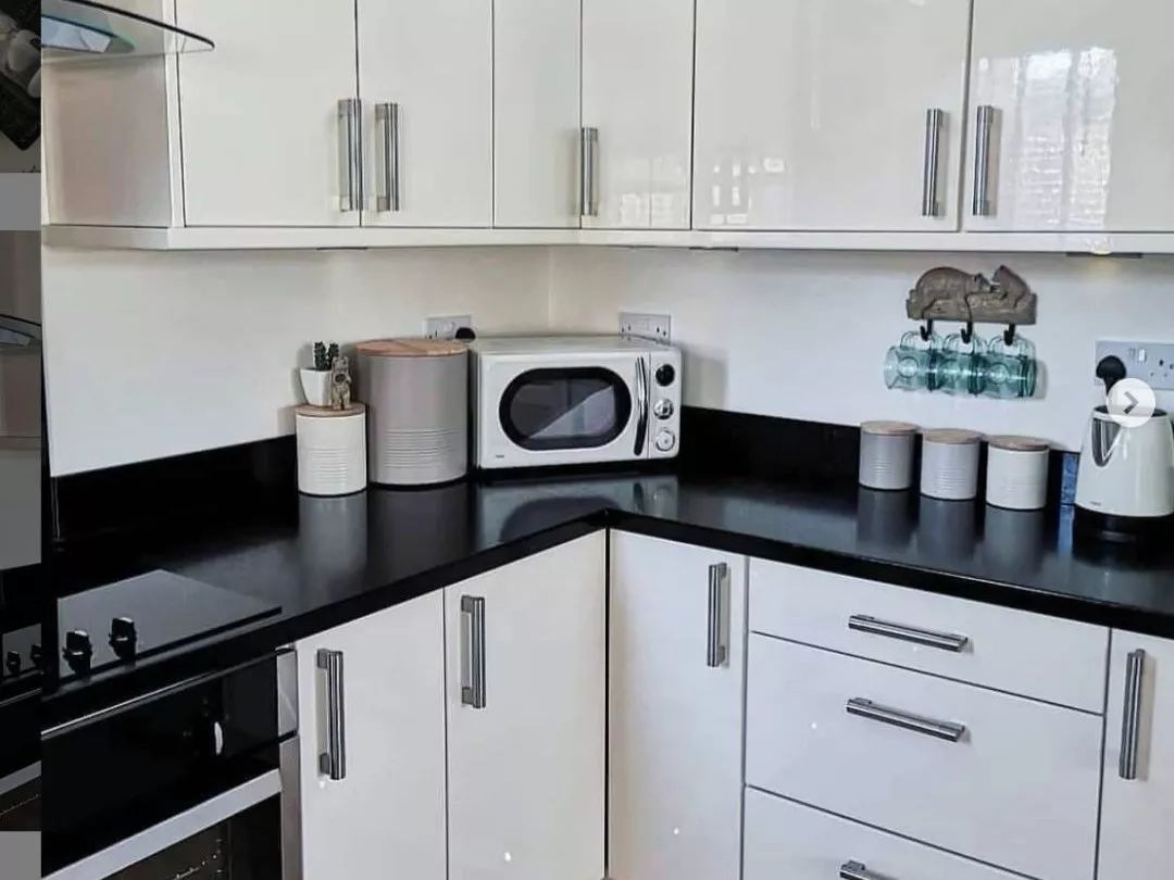 去污“高科技”!焦黑锅底、油垢、霉菌,喷一喷全消失