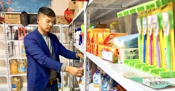 他是村里的“店小二”，带领村民把土特产卖到了……
