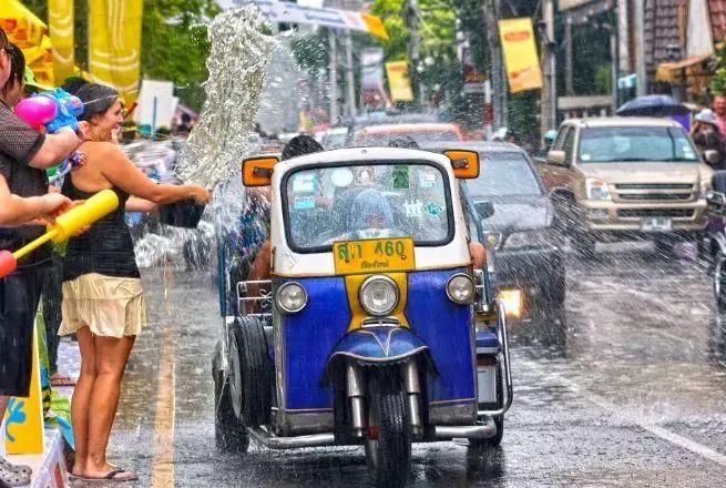 泼水节狂欢泰国,19年清迈泼水节真的太爽了