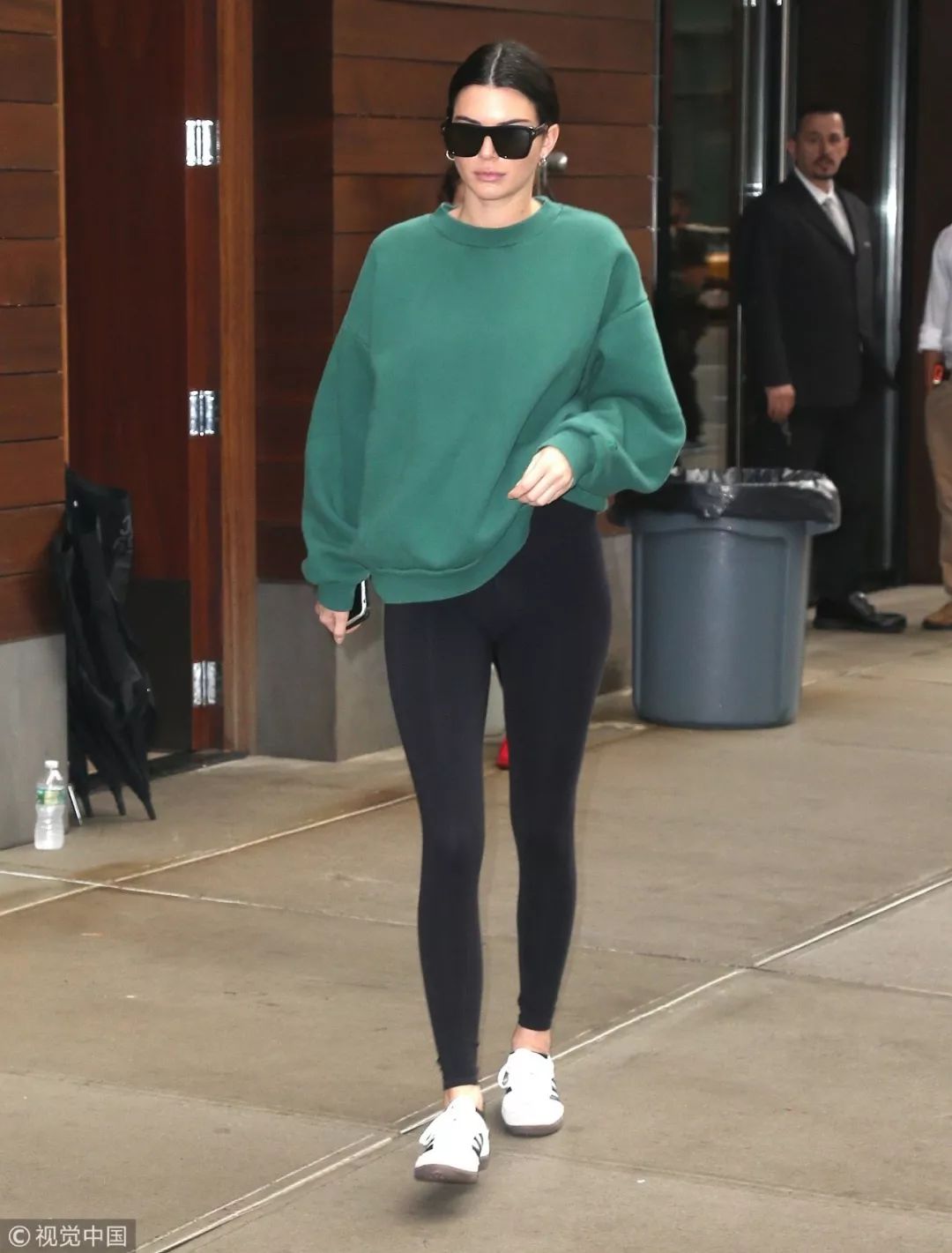 杨幂穿粉色卫衣配紧身运动裤,杨幂穿白色紧身裤穿搭
