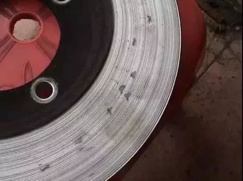 车一颠簸减震吱吱响,车一震动就滴滴响声