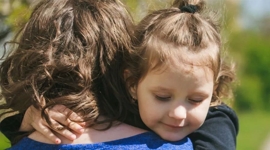 四岁小孩不走路要求妈妈抱的危害,小孩子会走路了为什么老是要抱