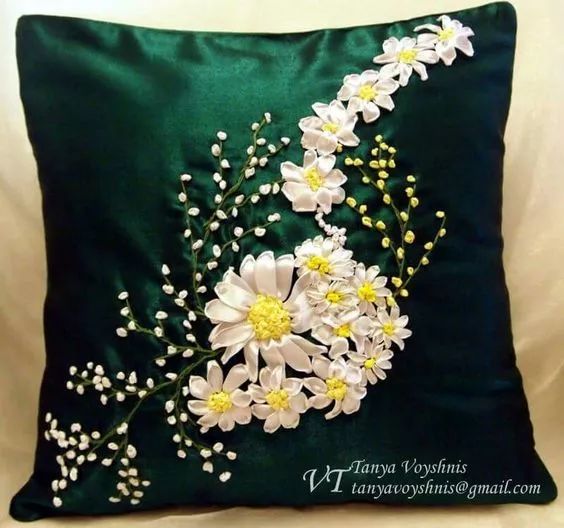 抱枕买个纯色的就够，这样缝几针，要多美有多美！