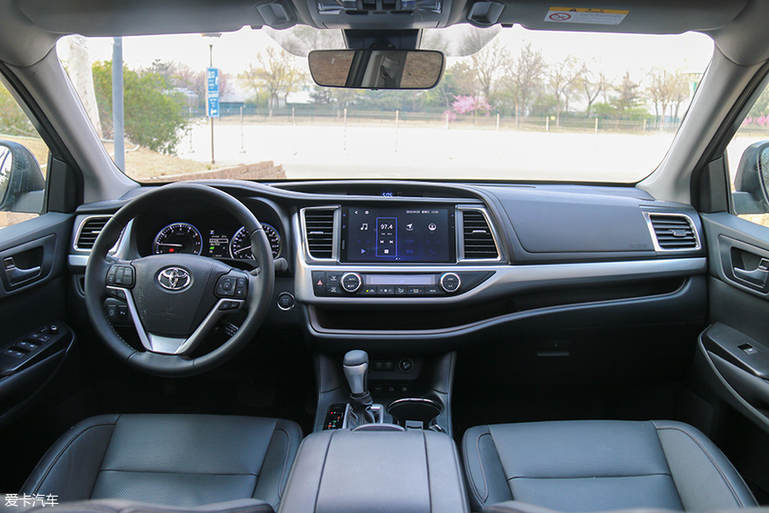 有钱人都买什么物件,现在年轻人能买哪些二手车