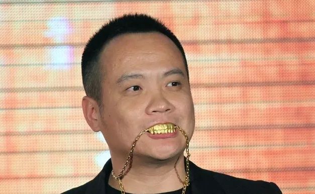 银链子和金链子风格区别,金链子还是银链子好