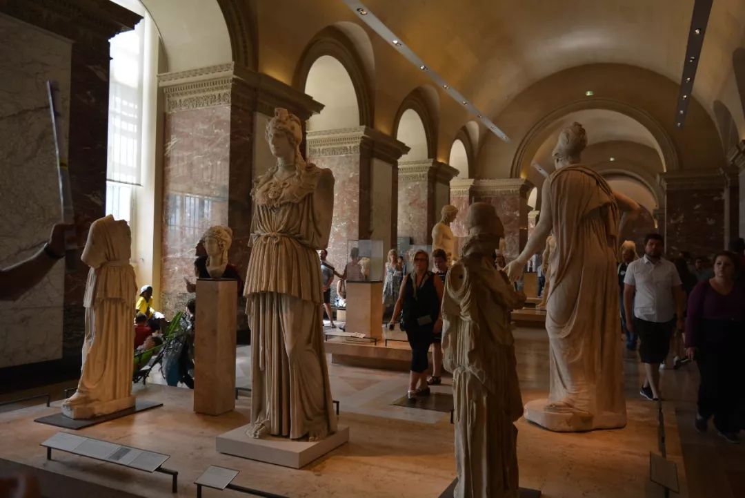 已筹7亿欧！欧洲奢侈品集团全力重修巴黎圣母院，老婆称想买包，为慈善…