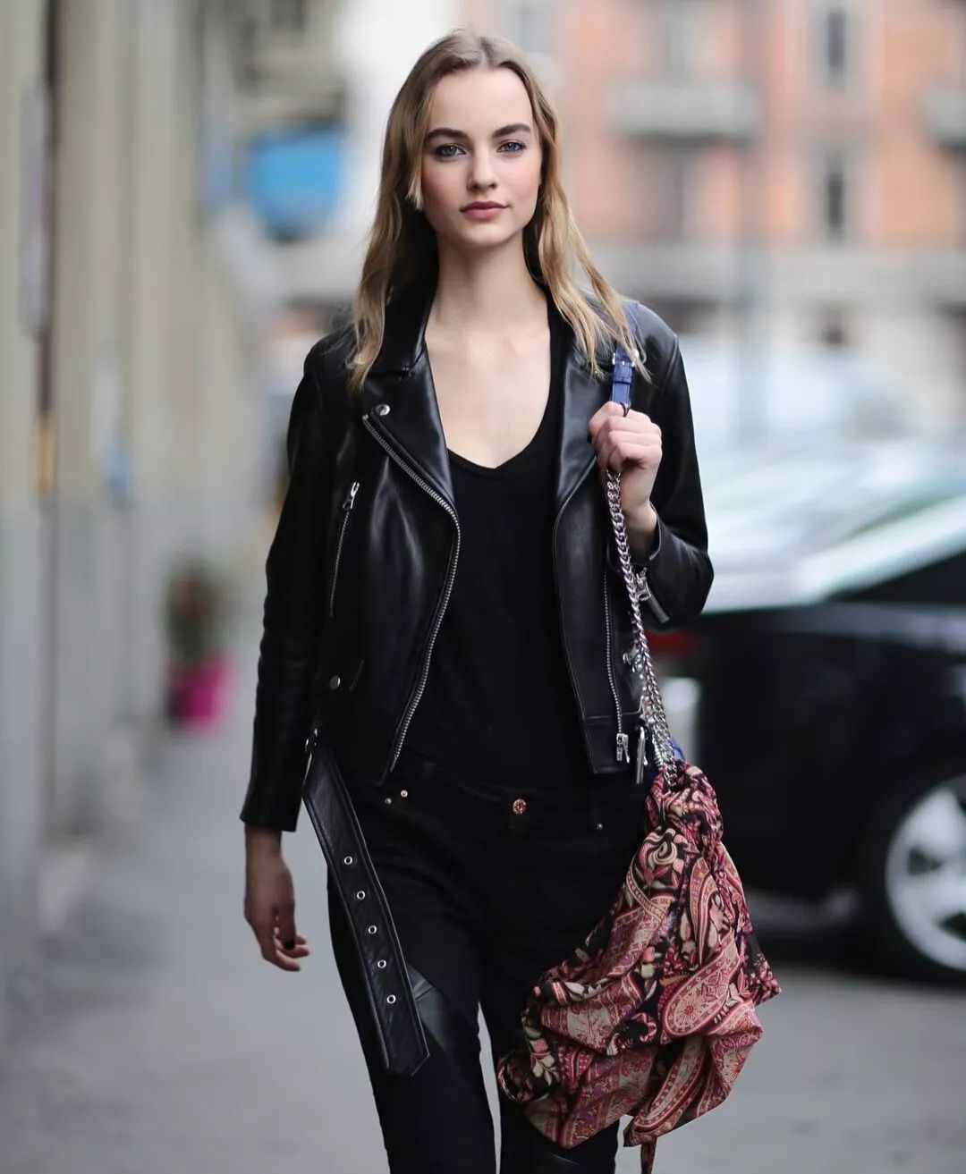 吴宣仪穿深v长裙,吴宣仪深v长裙