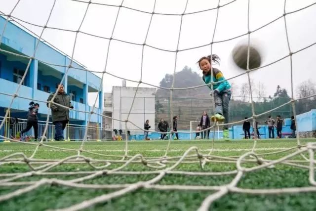 “稳住！再打！散开！”这位支教老师如何用足球影响留守娃的人生？