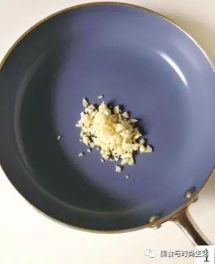 蒜蓉粉丝蒸扇贝好吃有诀窍,蒜蓉粉丝蒸扇贝教程宵夜必备