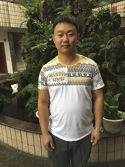 骑摩托追赶退伍军人路见不平勇擒两劫匪