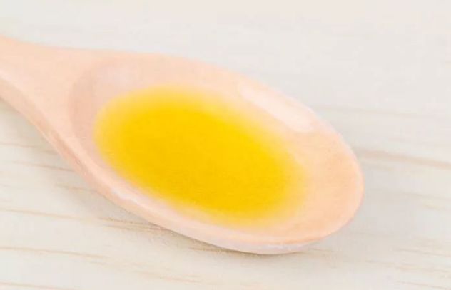 小猫皮肤溃烂被遗弃，新主人不顾病危通知，坚持治疗换来新生！