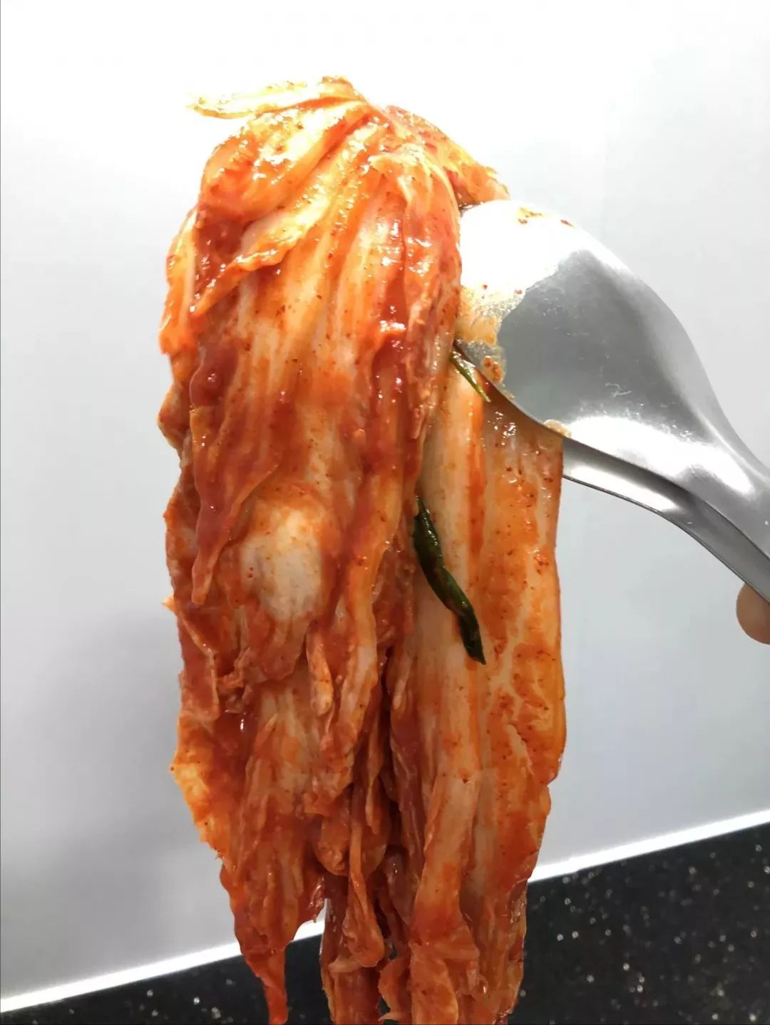 她连续三年，走遍大半个韩国学习传统泡菜，改良后的泡菜，要排单一个星期以上才能买到！