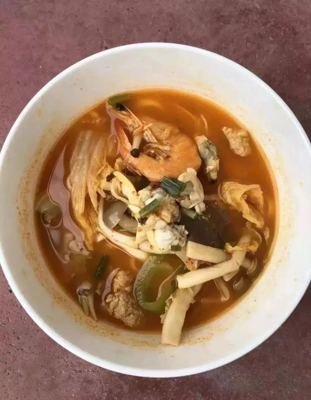 她连续三年，走遍大半个韩国学习传统泡菜，改良后的泡菜，要排单一个星期以上才能买到！