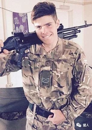 王子靠半裸照火了？原来他才是皇室最有料的小鲜肉...