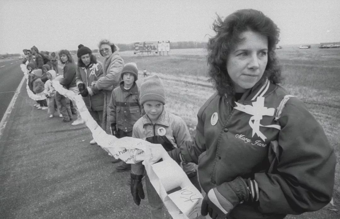 美国是怎么应对性犯罪者出狱的？