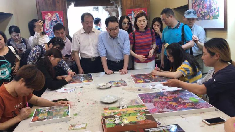 记者采访现场践行四力,全国融媒体践行四力