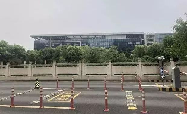 最强保洁工！坐拥8套房收租，兢兢业业天天收垃圾，只为…