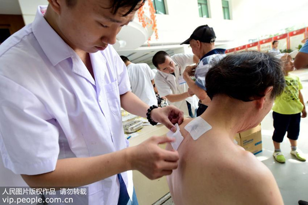 痛风关节痛可以贴膏药吗 (痛风性关节痛可以贴膏药吗)