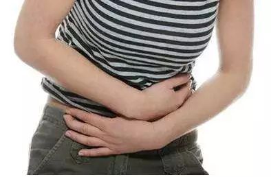 吓哭！她正跳着广场舞，肚子里竟然掉出了一样“东西”~~~