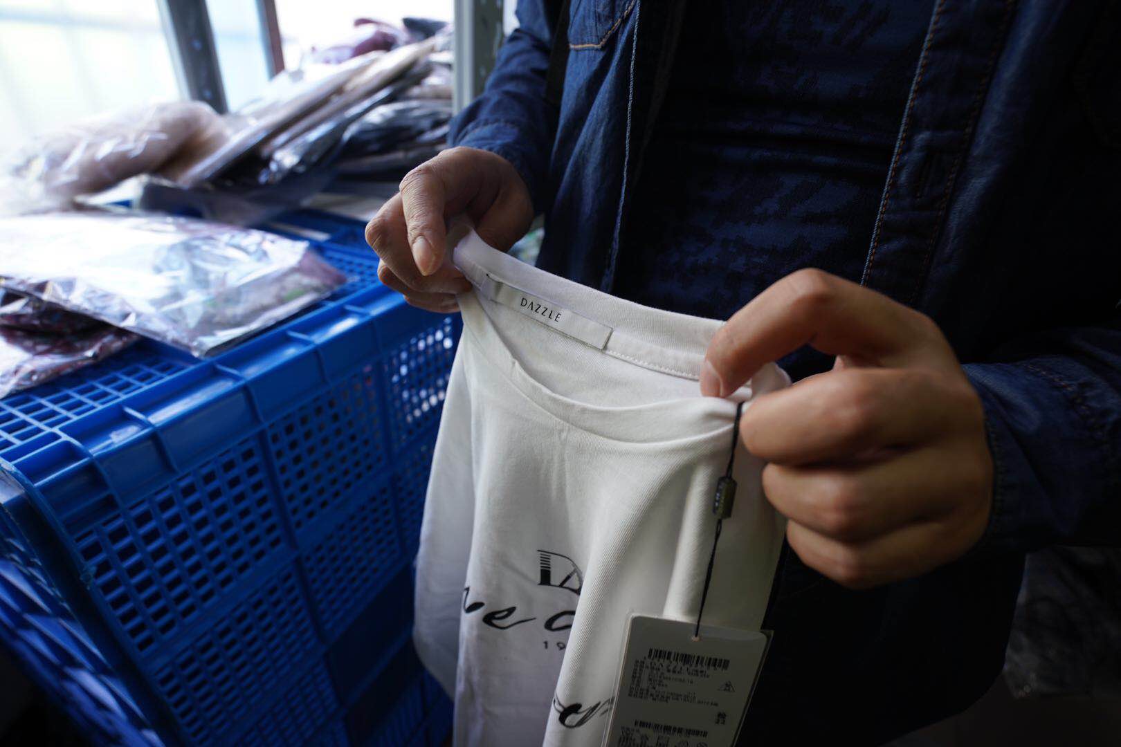 上海警方侦破制销假冒服饰案,上海警方跨省查获假冒服装