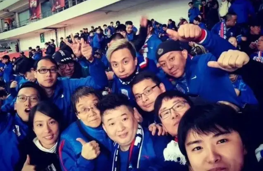 最美的花化成夜空最亮的星,王大雷送花篮哀悼张阿姨引球迷点赞