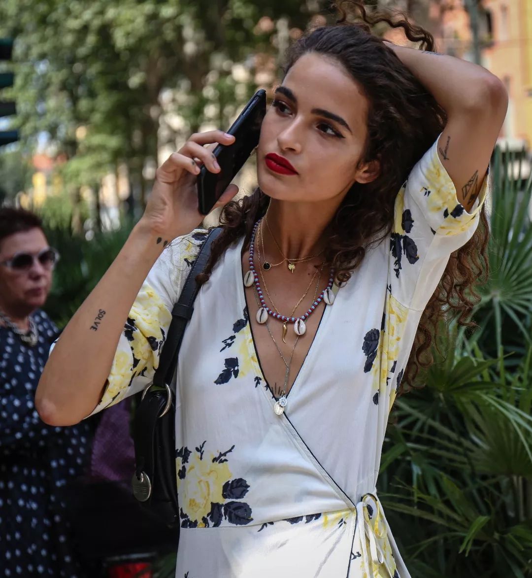 都在看MetGala的群魔乱舞,我却被哈卷的珍珠耳环给吸走!