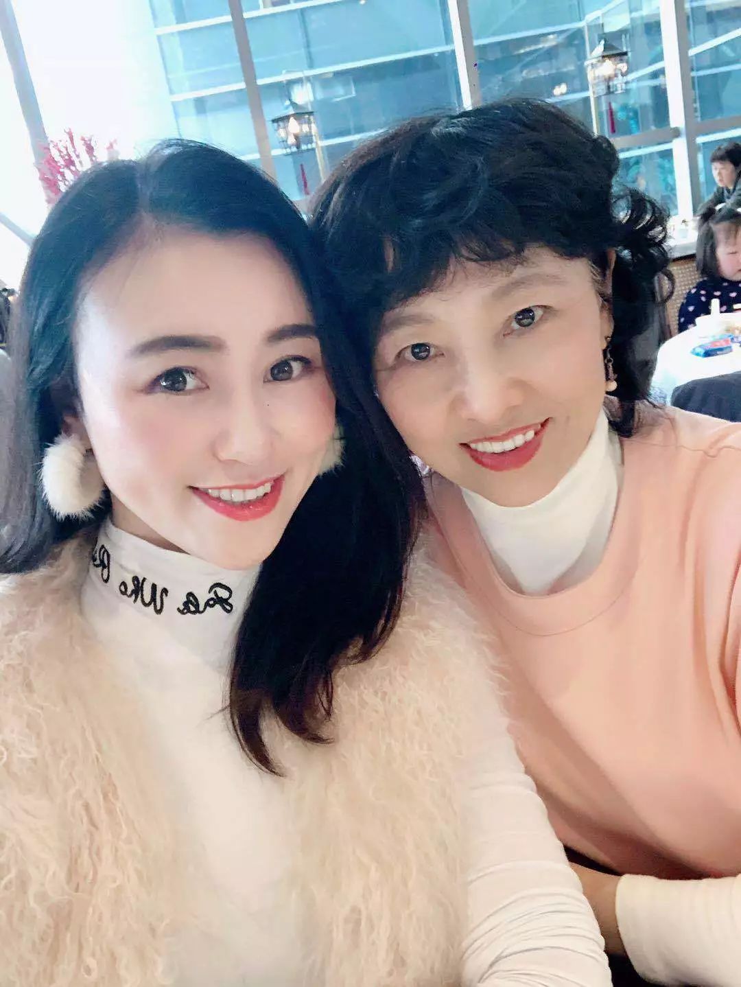 原来这些长相年轻的妈妈都有一套保养秘籍，赶紧转给我妈看~