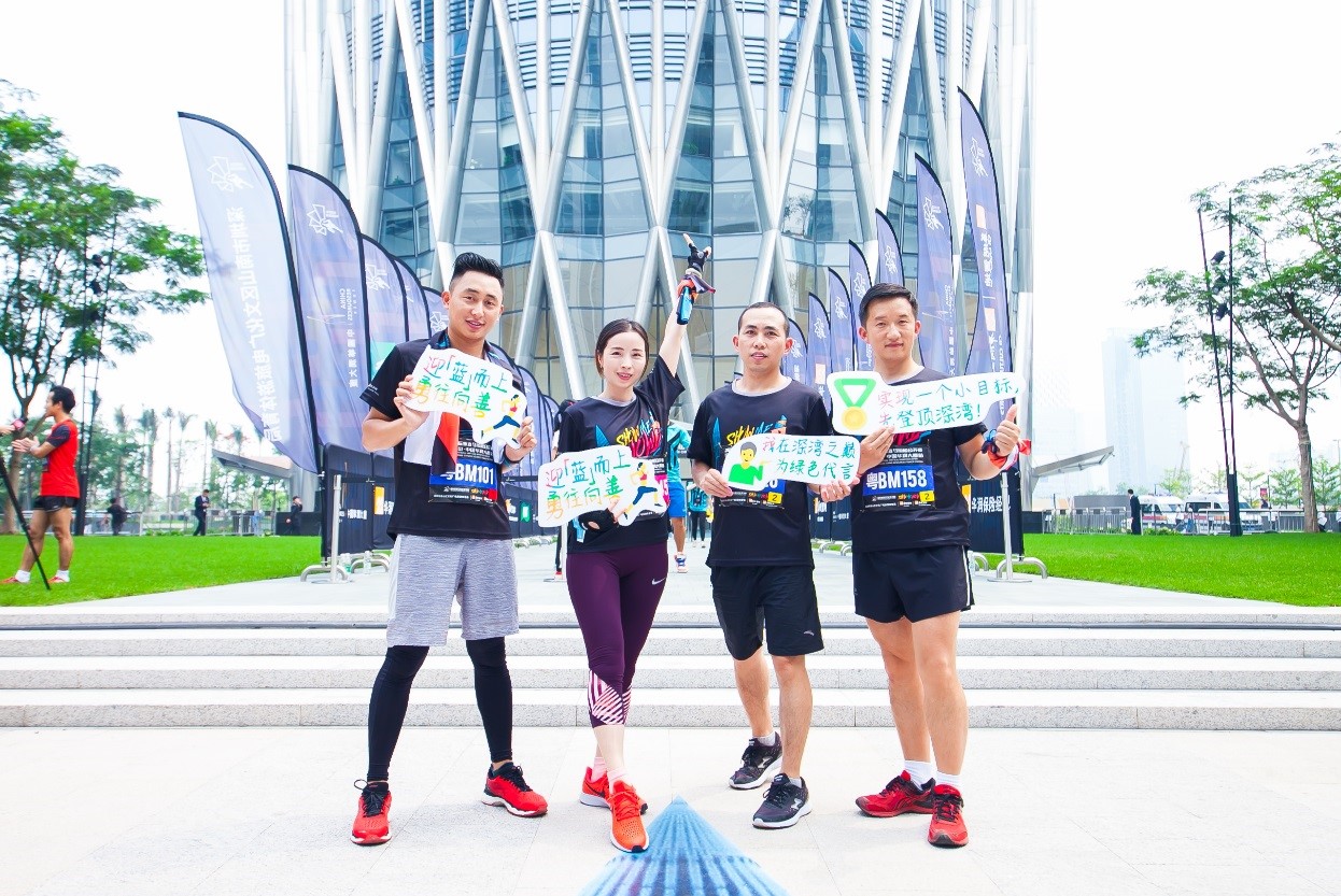 今天这500人在深圳湾畔比拼“跑”楼梯