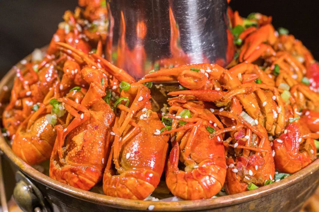 5.5折品“天下第一鲜”+黑金系奢牌酒店+落地窗海景房+159抢399元储值卡+人均50吃双层蛙锅