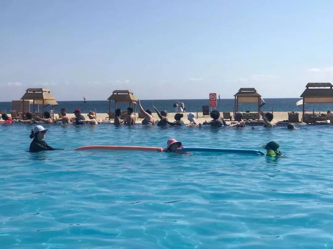 宝宝海边玩沙玩水,带娃最轻松方式莫过于挖沙