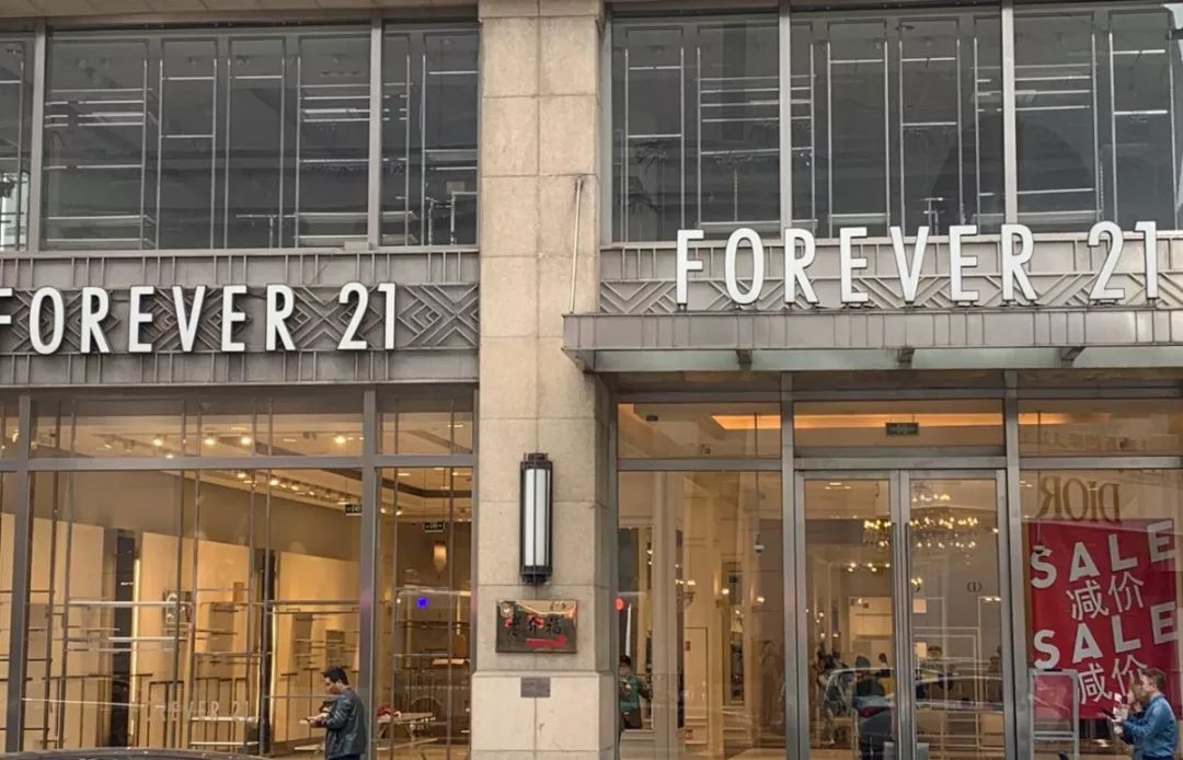 听说|中国化妆品消费者开始偏好小众产品、柔性屏手袋亮相美国纽约LV时装秀......