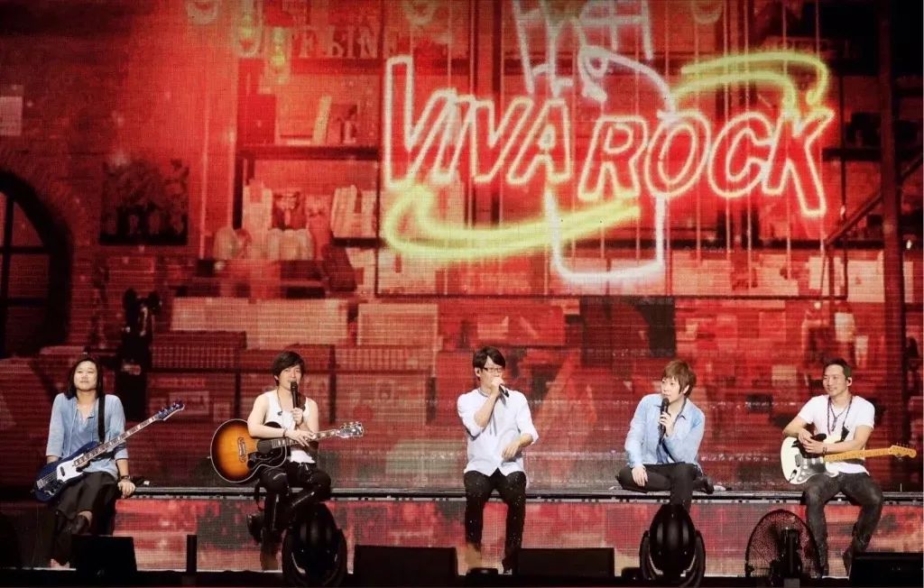 LOOK|*月天五**新电影·里面有你吗？