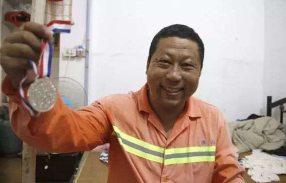 这19张照片暴露了父母的真面目,偷偷拍下的30张照片人性暴露无遗