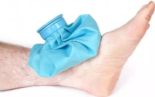 运动扭伤脚踝冷敷还是热敷,扭伤了脚需要冰敷吗还是热敷