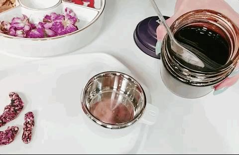 没有哪个女人能“笑”着走出这段时光，所有完美人设都是假装。