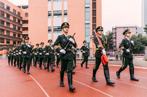 广州千余热血男儿踏上军旅路,携笔从戎绽放青春黑板报