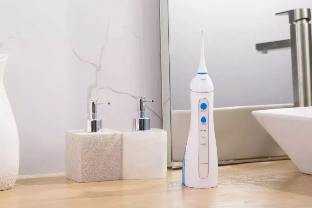 总被牙周炎、牙龈出血困扰?你可能需要冲牙器