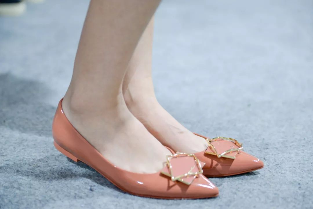 全场1折起！特步、金利来、碟愫、莱尔斯丹鞋子大特卖，最便只要50元！