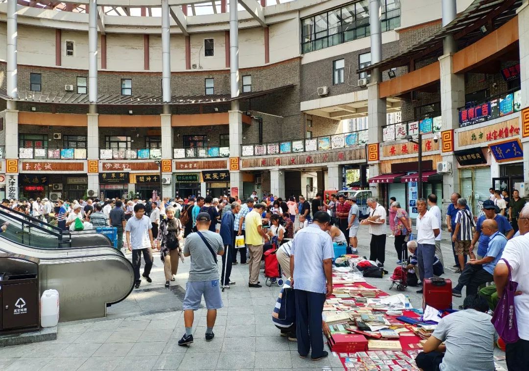 周末也交易！书迷们双休日到这里来“淘书”吧！不仅能淘到旧书，还可以交易古钱币