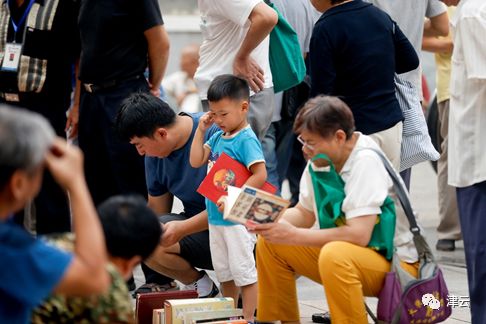 周末也交易！书迷们双休日到这里来“淘书”吧！不仅能淘到旧书，还可以交易古钱币
