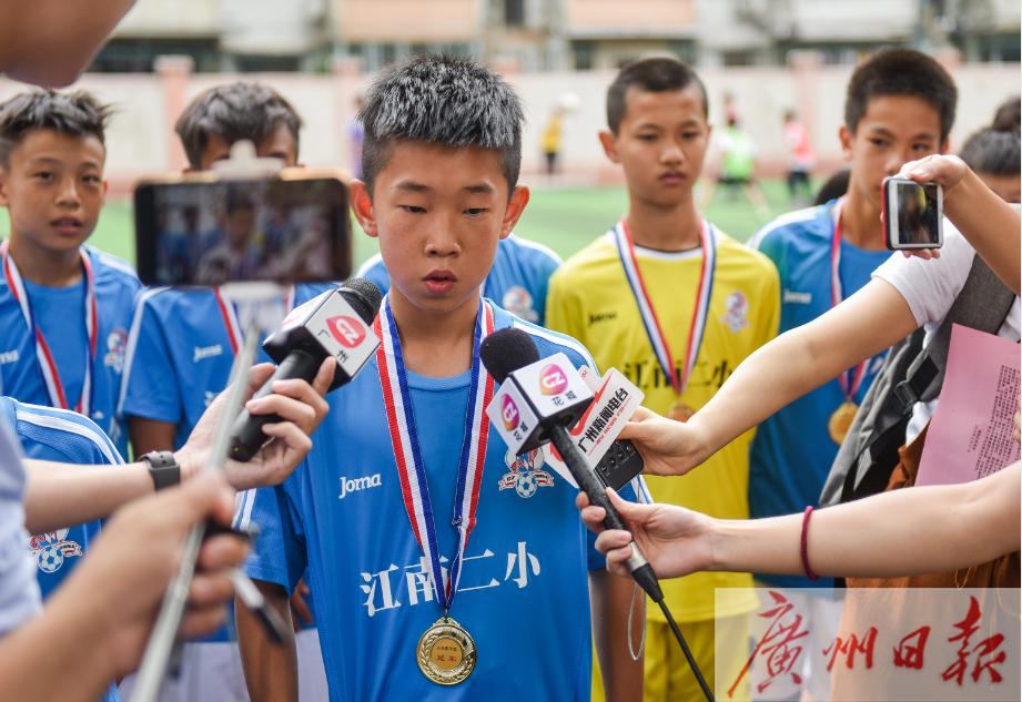 踢出“世界波”的小学生是他！经常对着真人墙练任意球