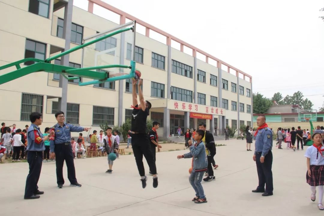 学校传承雷锋精神主题活动简报,弘扬雷锋精神汇演