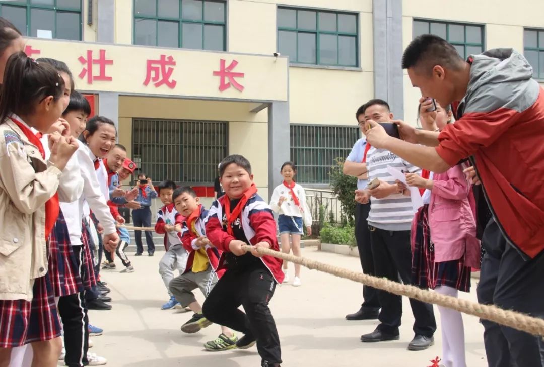 学校传承雷锋精神主题活动简报,弘扬雷锋精神汇演