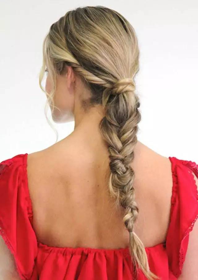 只要两步就能学会的扎发,今夏中性发型女生怎么扎