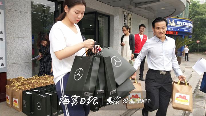 今天，海宁有61个小朋友收到神秘礼物，圆“小小心愿”