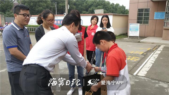 意外收到小朋友的礼物,小朋友收到神秘礼物