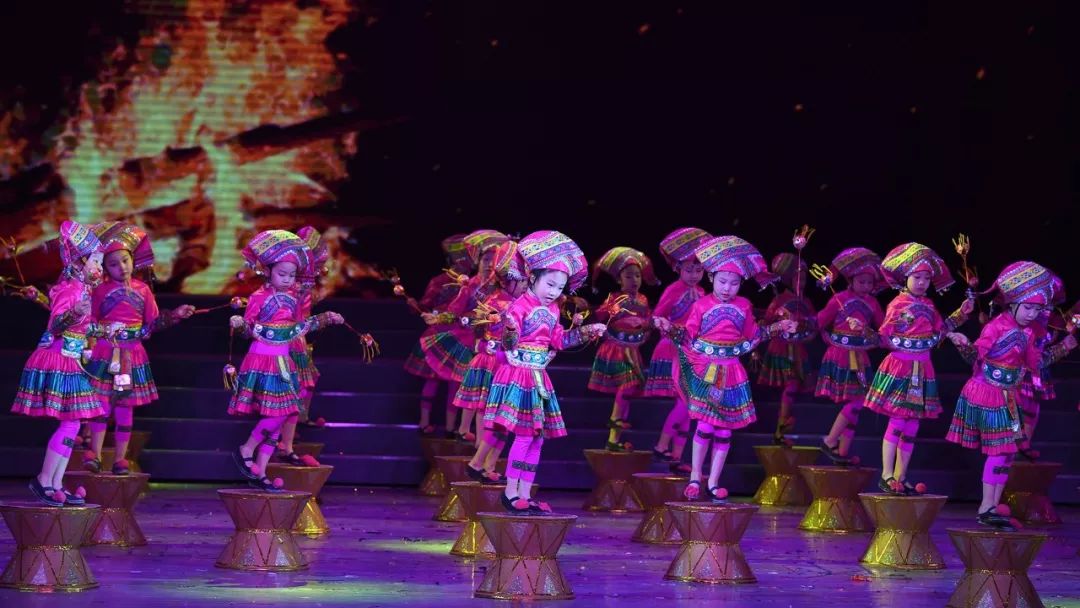 高清大图:“蓝天娃”精彩演绎《同在蓝天下》,向全国小朋友献礼